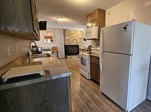 Fridge, microwave, oven, stovetop - Shoreline Estates - Entire Home (Confluence)