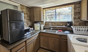 Réfrigérateur, micro-ondes, cafetière/bouilloire