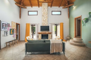 Smart TV, fireplace