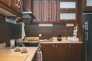 Fridge, oven, stovetop, dishwasher