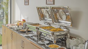 Ein reichhaltiges Buffet mit verschiedenen Speisen und Besteck.