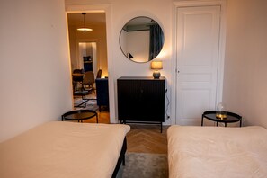 2 bedrooms, iron/ironing board, WiFi, bed sheets - The Royal Hues (Reims)