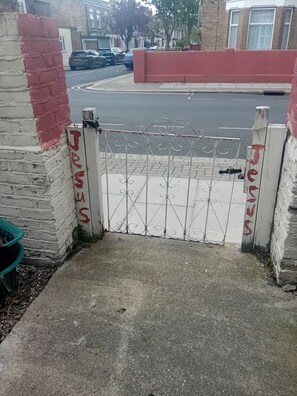 Property grounds - Executive Female Tottenham Spurs stay over (London)