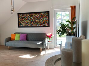 Smart-TV, DVD-Player, Bücher, Stereoanlage