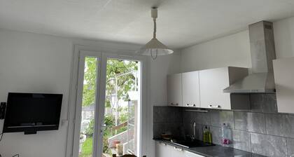 New garden level of 33 m2 in a house in the center of town. Shaded terrace