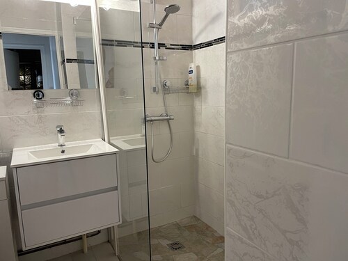 New garden level of 33 m2 in a house in the center of town. Shaded terrace