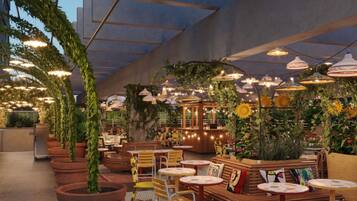 2 Bars/Lounges