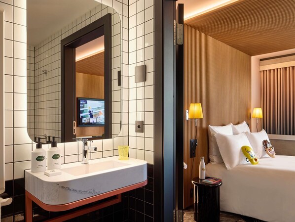 Donzen dekbedden, pillowtop-bedden, een minibar, een kluis op de kamer