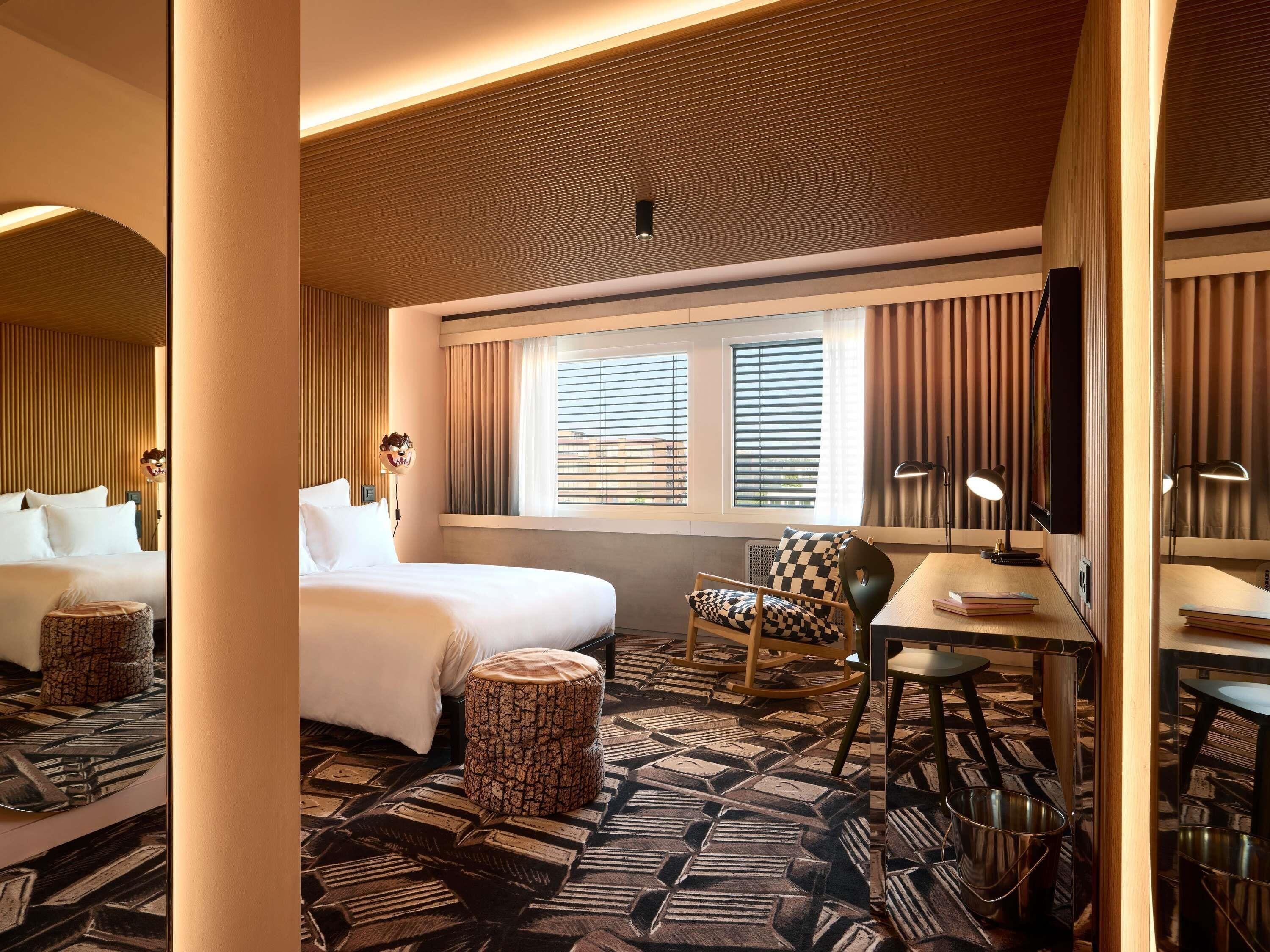 Habitación, 1 cama de matrimonio, accesible para personas con discapacidad (LARGE MAMA) | Edredones de plumas, colchones con acolchado adicional, minibar