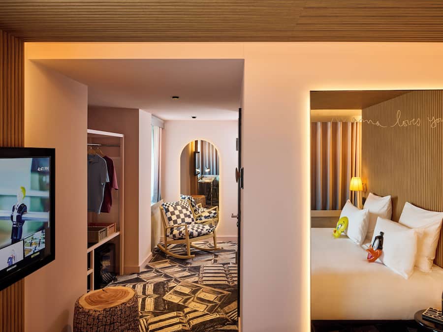 Rom, 1 queensize-seng (LARGE MAMA) | Dundyner, senger med overmadrass, minibar og safe på rommet