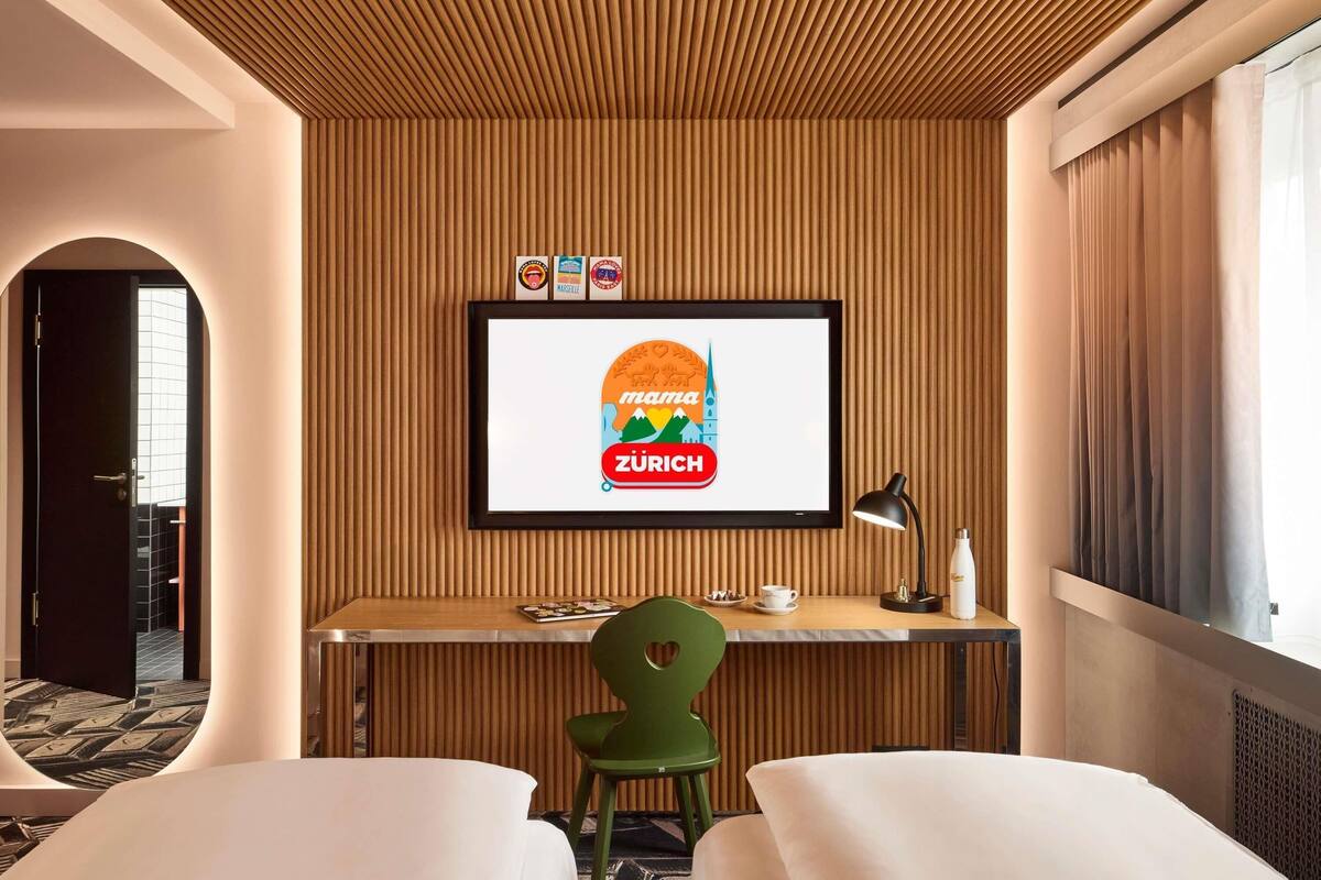 羽毛の掛け布団、ピロートップベッド、ミニバー、セーフティボックス (室内)