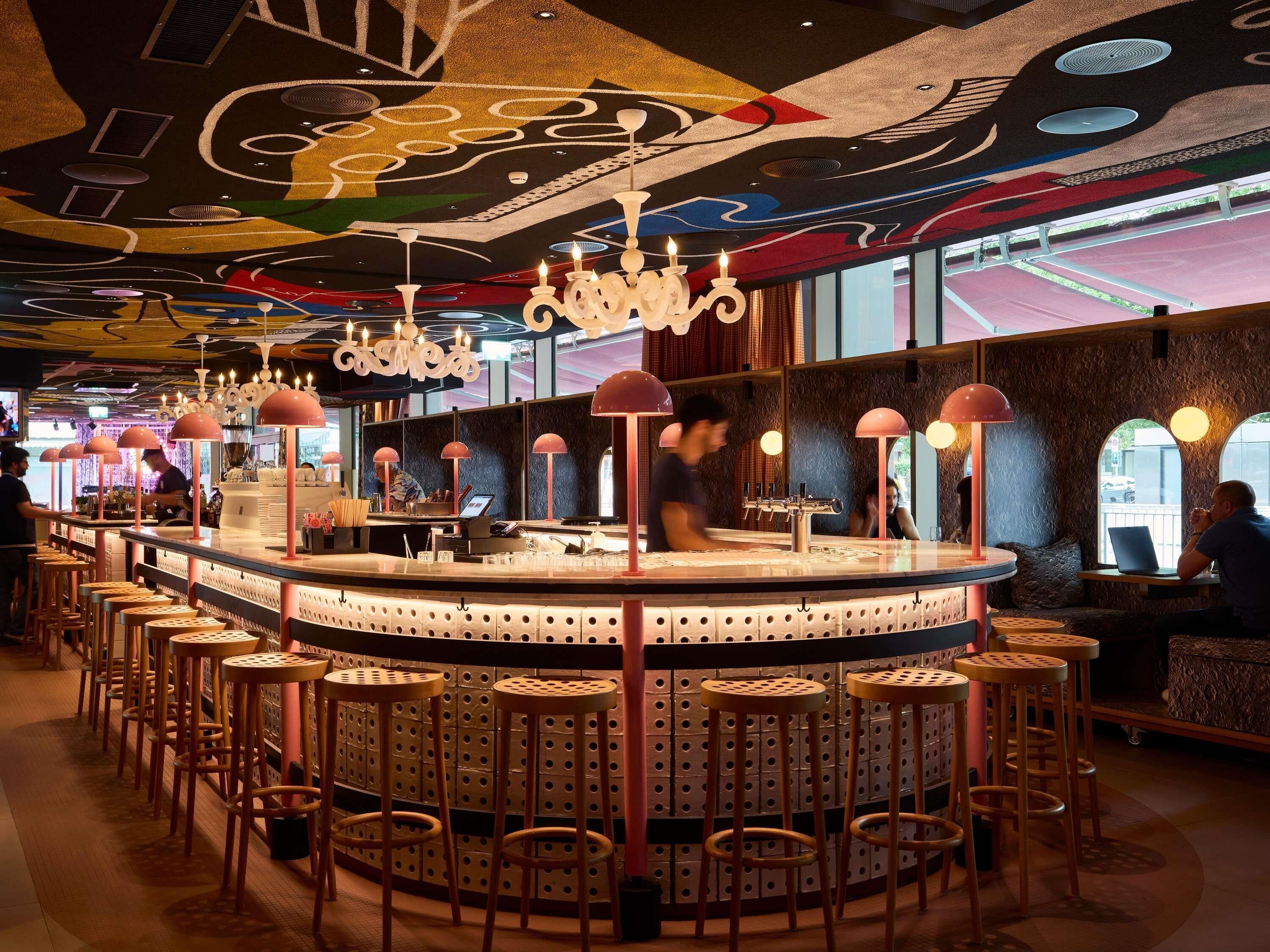 2 bars/lounges