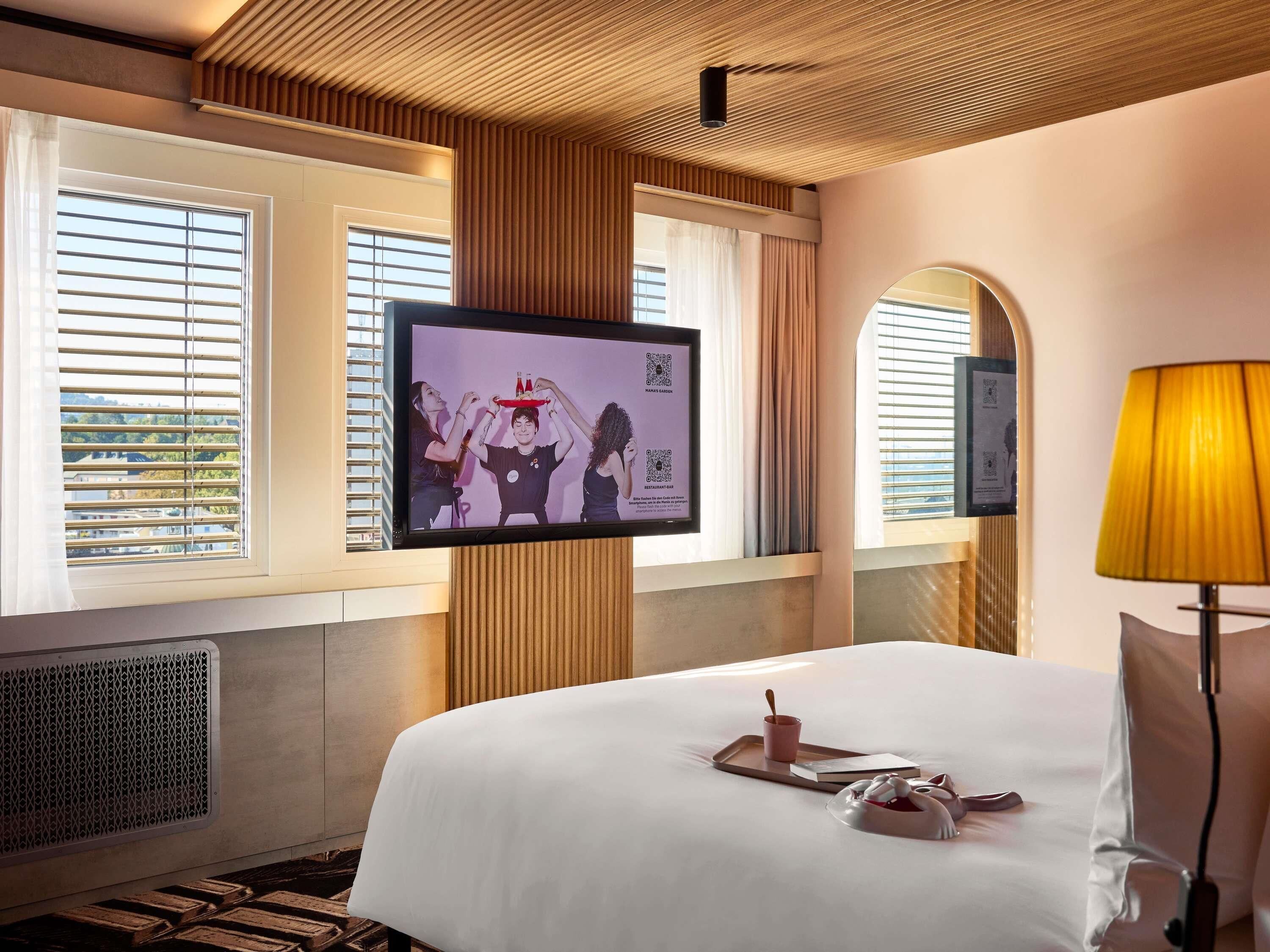 Chambre Familiale, 1 lit double et 1 canapé-lit (XXL MAMA) | Couette en duvet d'oie, surmatelas, minibar