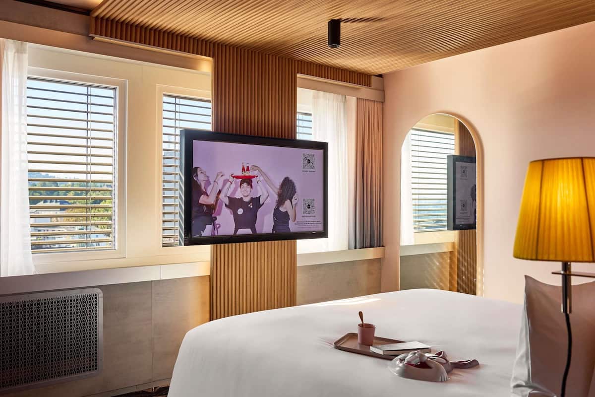 Chambre Familiale, 1 lit double et 1 canapé-lit (XXL MAMA) | Couette en duvet d'oie, surmatelas, minibar