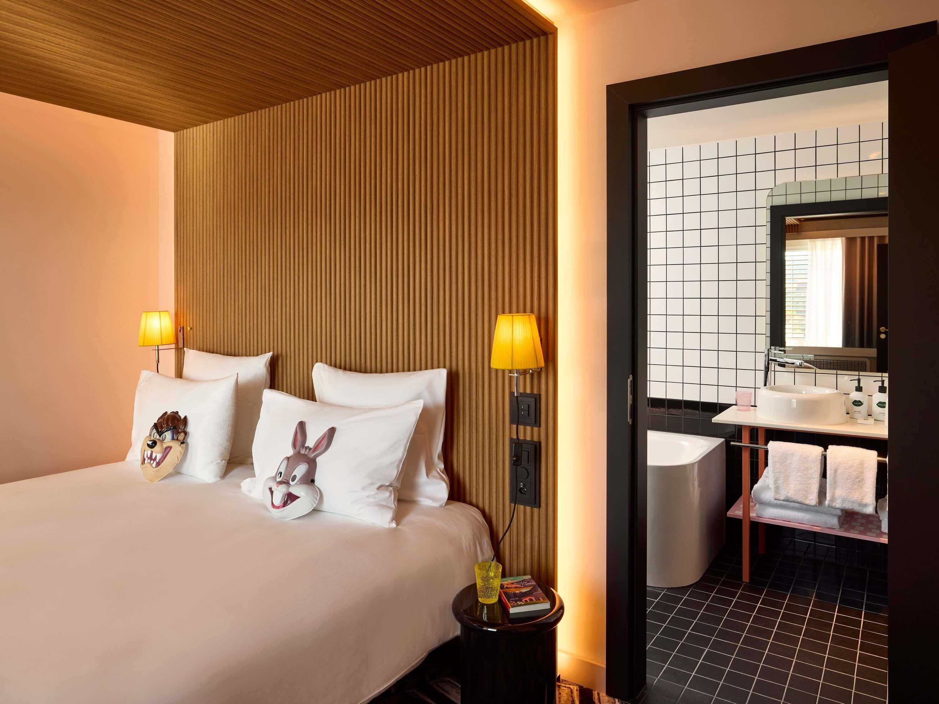 Edredones de plumas, colchones con acolchado adicional, minibar