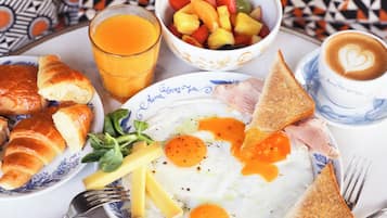 Se ofrece un desayuno bufé (33 CHF por persona)