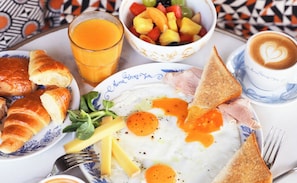 Daily buffet breakfast (CHF 33 per person)