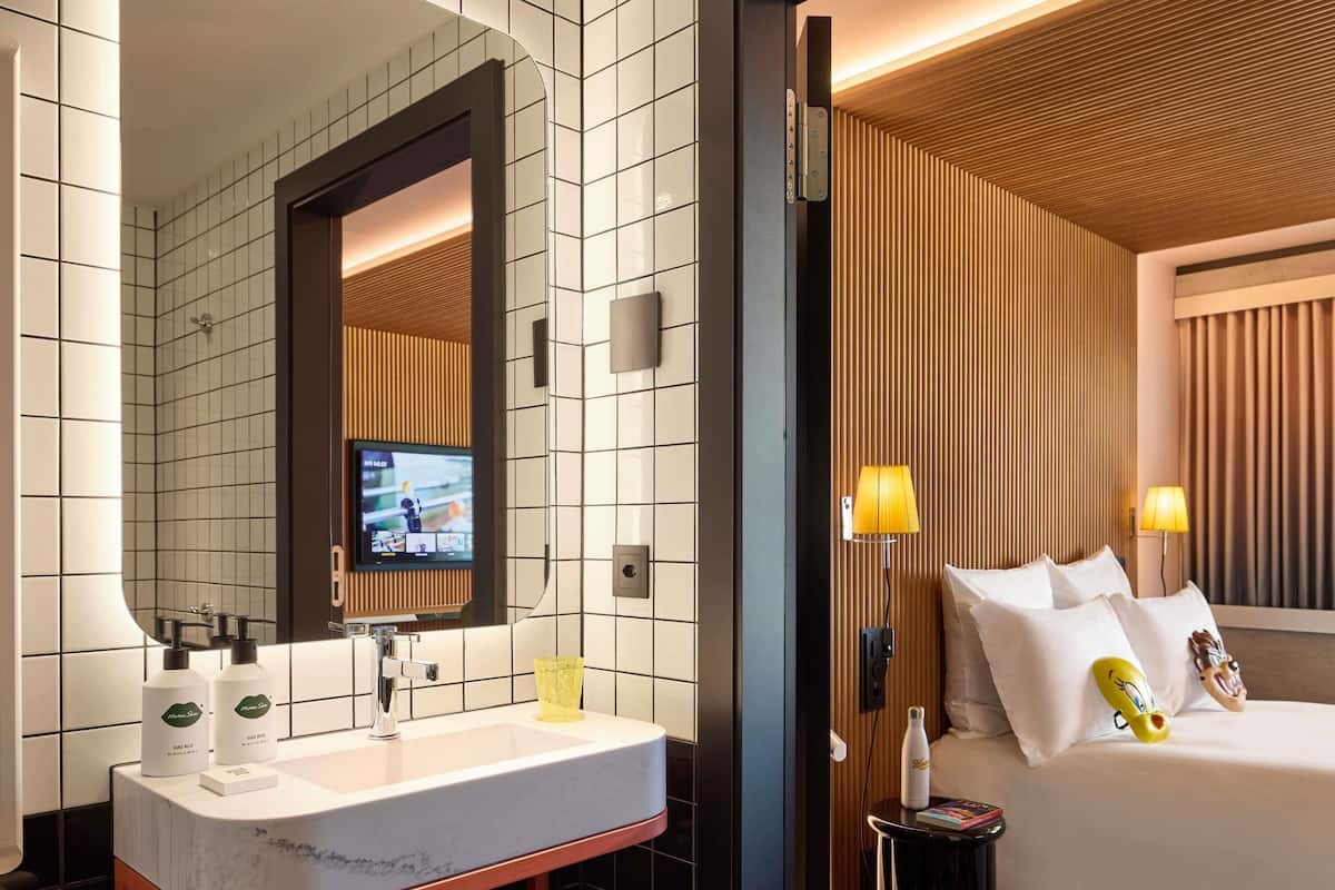 Down comforters, pillowtop beds, minibar, in-room safe