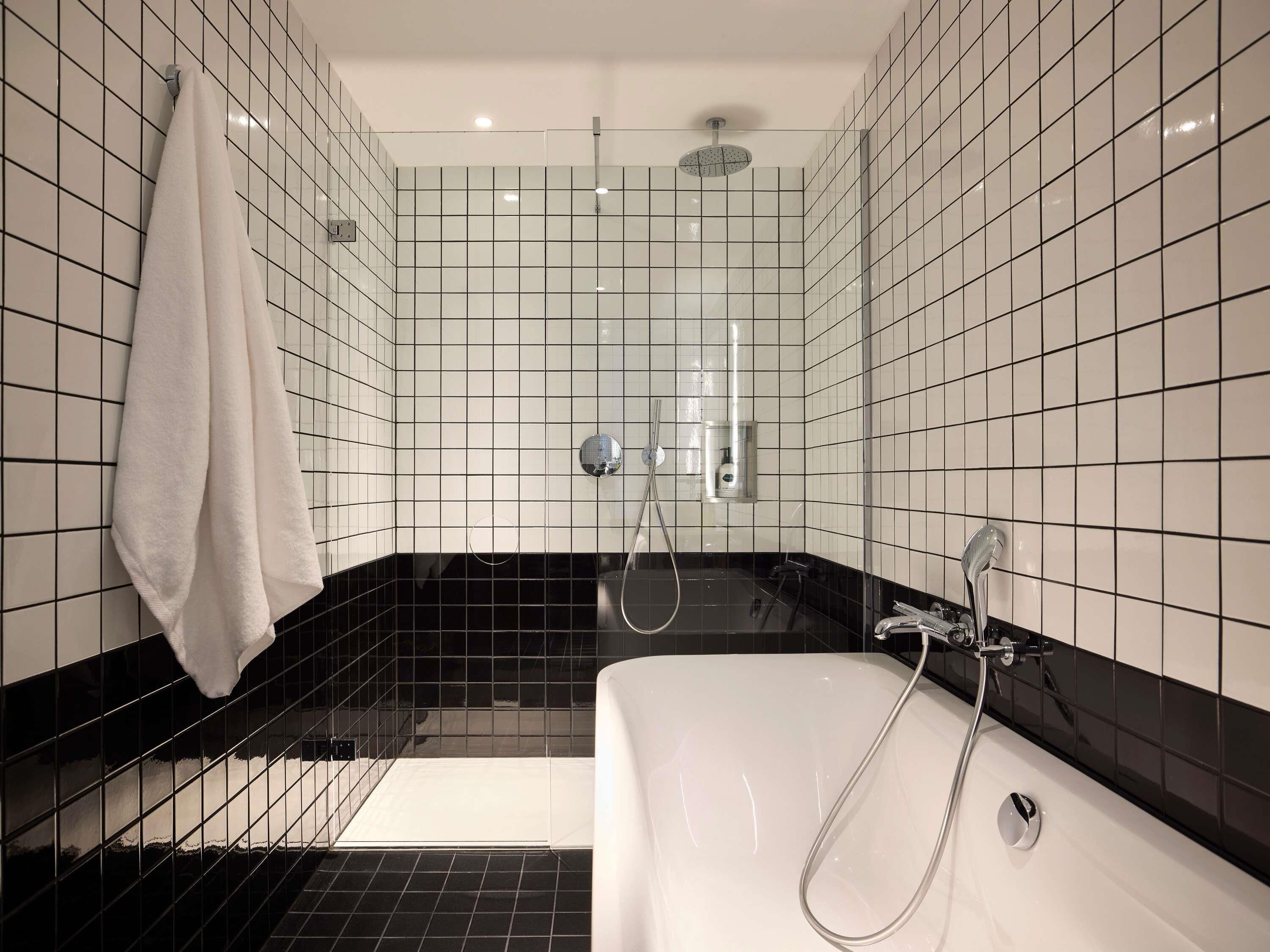 Selimut bulu angsa, bantalan ekstra lembut, minibar, dan brankas