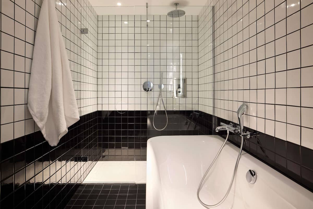 Selimut bulu angsa, bantalan ekstra lembut, minibar, dan brankas