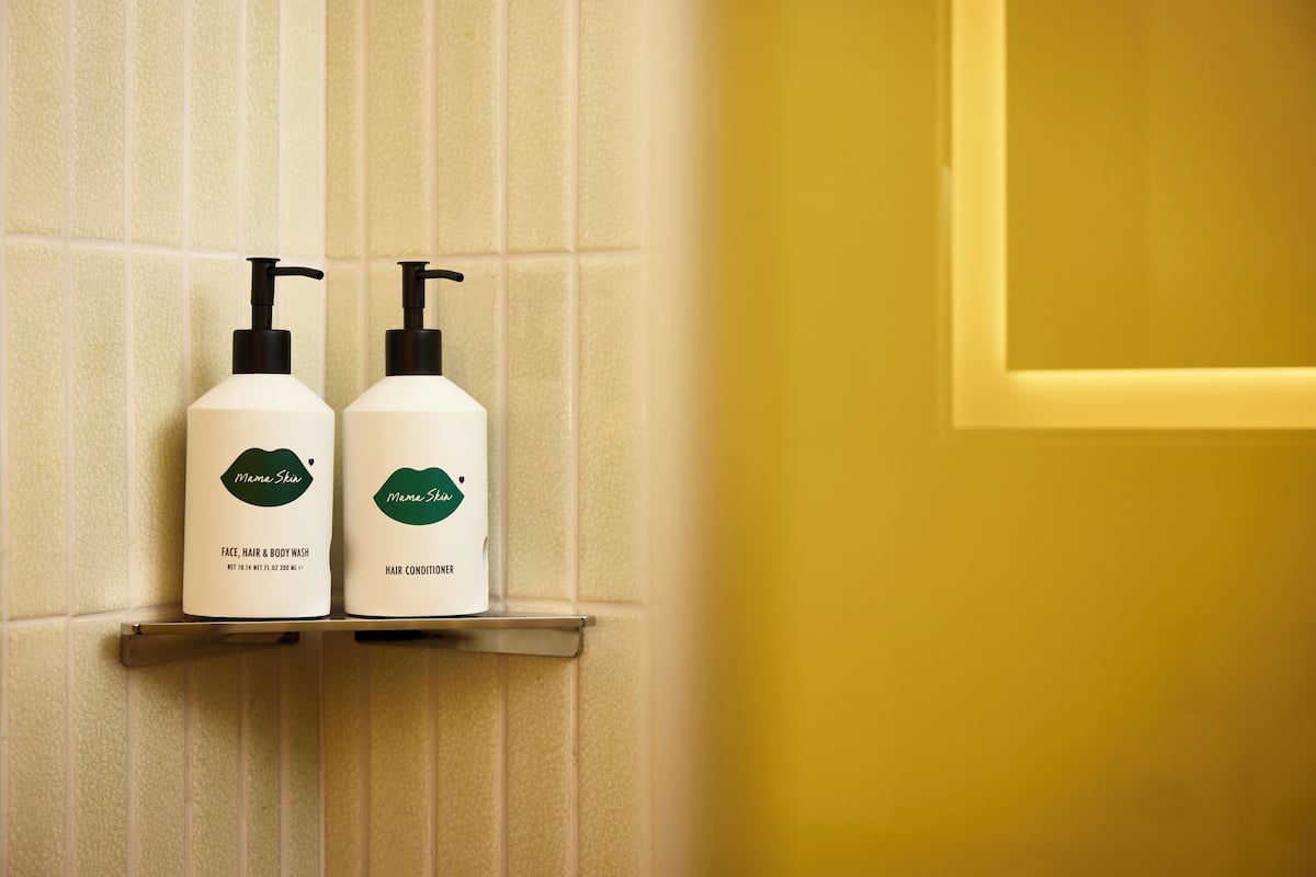 Secador de pelo, toallas, jabón, shampoo