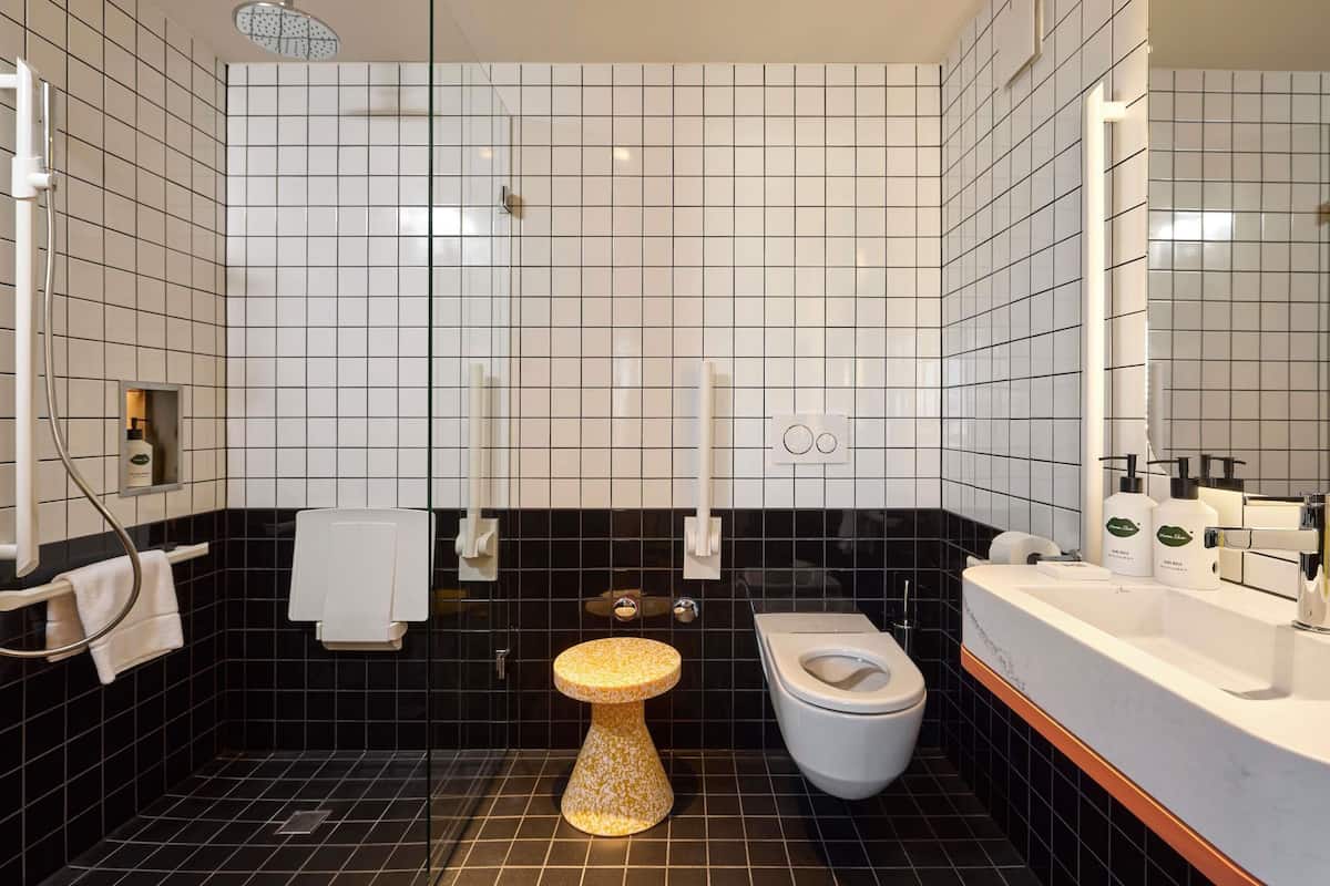 Værelse - 1 queensize-seng - handicapvenligt (LARGE MAMA) | Dundyner, senge med topmadrasser, minibar, pengeskab på værelset