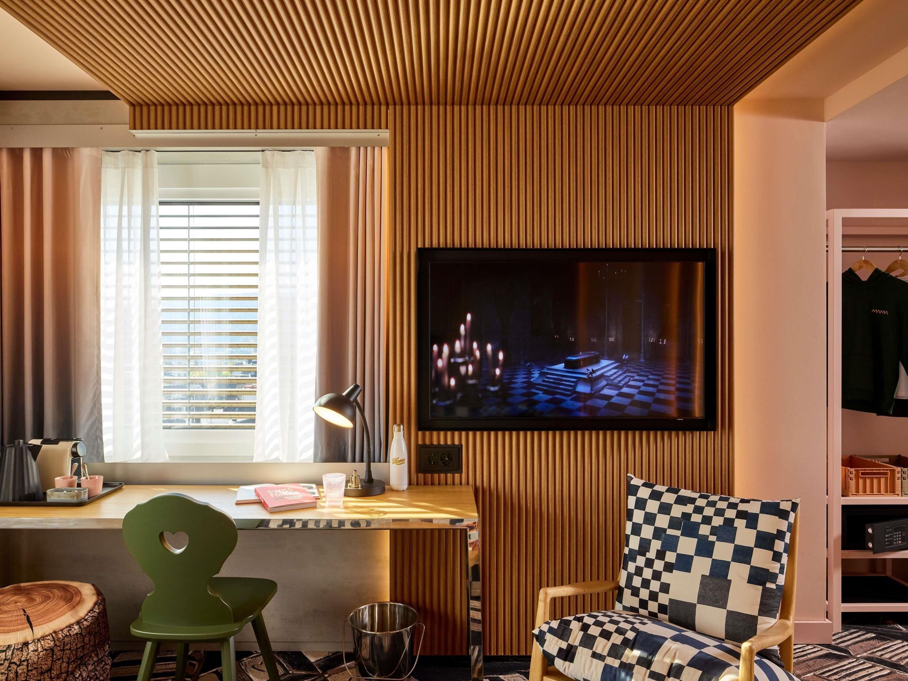 Selimut bulu angsa, bantalan ekstra lembut, minibar, dan brankas