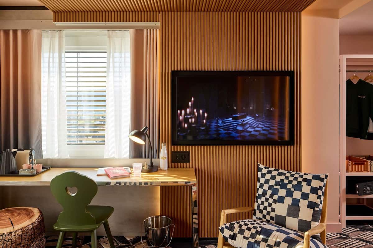 Selimut bulu angsa, bantalan ekstra lembut, minibar, dan brankas