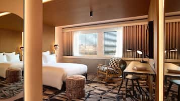 Room, 1 Queen Bed, Accessible (LARGE MAMA) | Down comforters, pillowtop beds, minibar, in-room safe