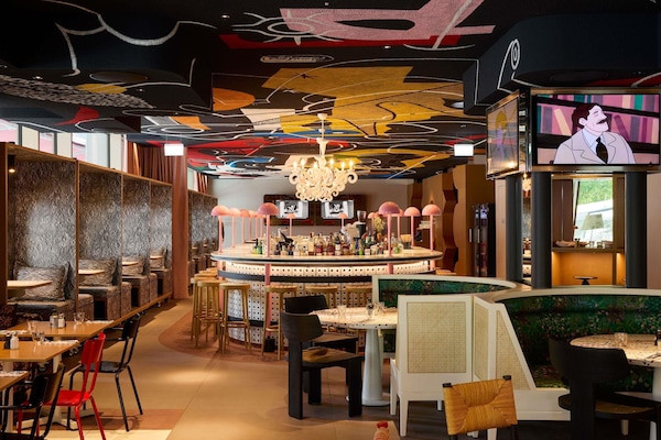 2 bars/lounges