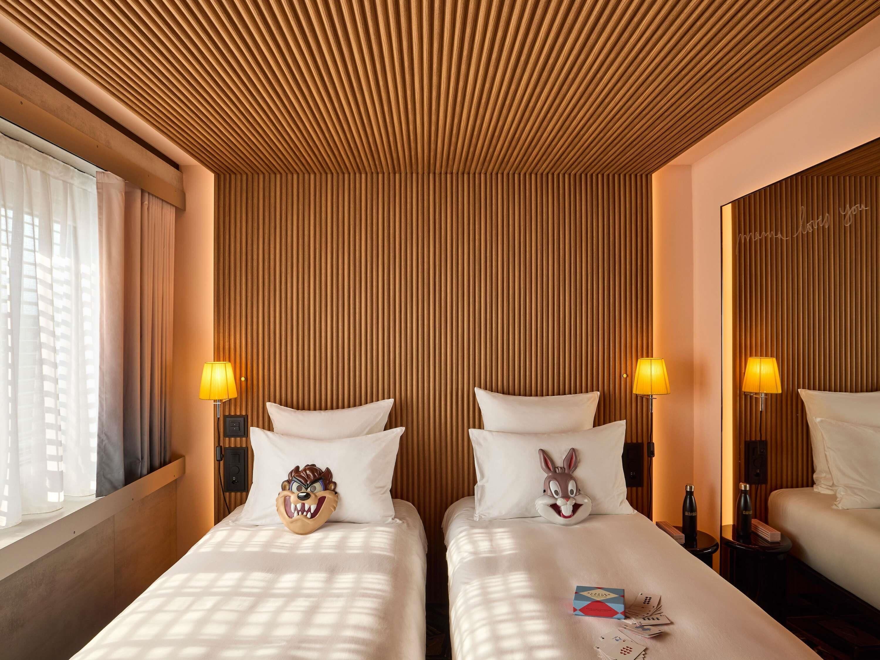 Habitación con 2 camas individuales, 2 camas individuales (MEDIUM MAMA) | Edredones de plumas, colchones con acolchado adicional, minibar