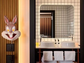 スイート キングベッド 1 台ソファーベッド付き (XXL Mama Suite) | 羽毛の掛け布団、ピロートップベッド、ミニバー、セーフティボックス (室内)