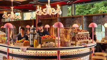 Tägliches Frühstücksbuffet gegen Gebühr