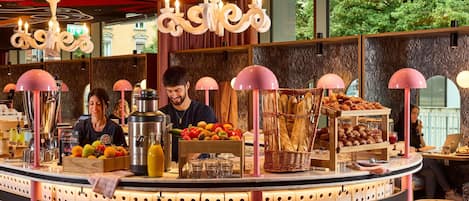 Café da manhã com buffet todos os dias mediante uma taxa
