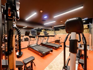 A gym with treadmills, exercise bikes, and weight machines. - Mercure Alba Iulia (Alba Iulia)