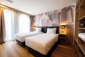 Suite, 2 habitaciones (1 King Bed and 1 Sofa Bed) | Minibar, escritorio y espacio para trabajar con laptop 