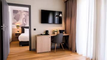 Minibar, bureau, espace de travail pour ordinateur portable
