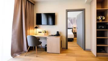 Svit - 1 sovrum | Minibar, skrivbord, arbetsyta för laptop och mörkläggningsgardiner