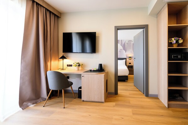 Suite, 1 Bedroom | Minibar, desk, laptop workspace, blackout drapes