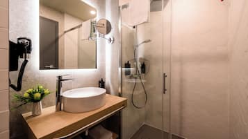 Suite, 1 chambre | Salle de bain | Douche, sĂšche-cheveux, peignoirs, chaussons