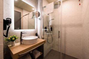 Suíte, 1 quarto | Banheiro | Chuveiro, secador de cabelo, roupões de banho, chinelos