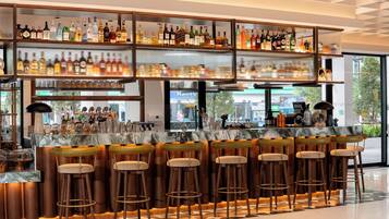 2 bars/lounges, swim-up bar, poolside bar