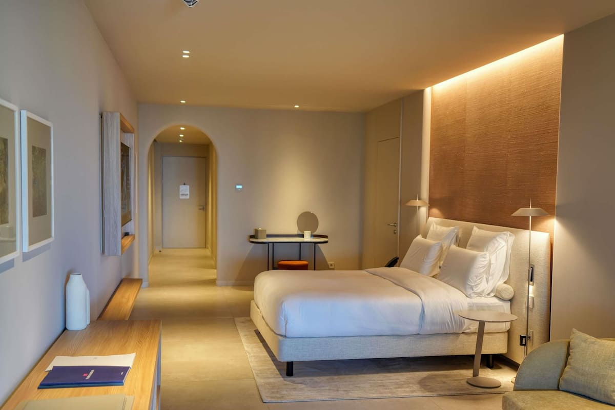 Junior-Zimmer, 1 King-Bett und Schlafsofa | Hochwertige Bettwaren, Zimmersafe, kostenloses WLAN, Bettwäsche