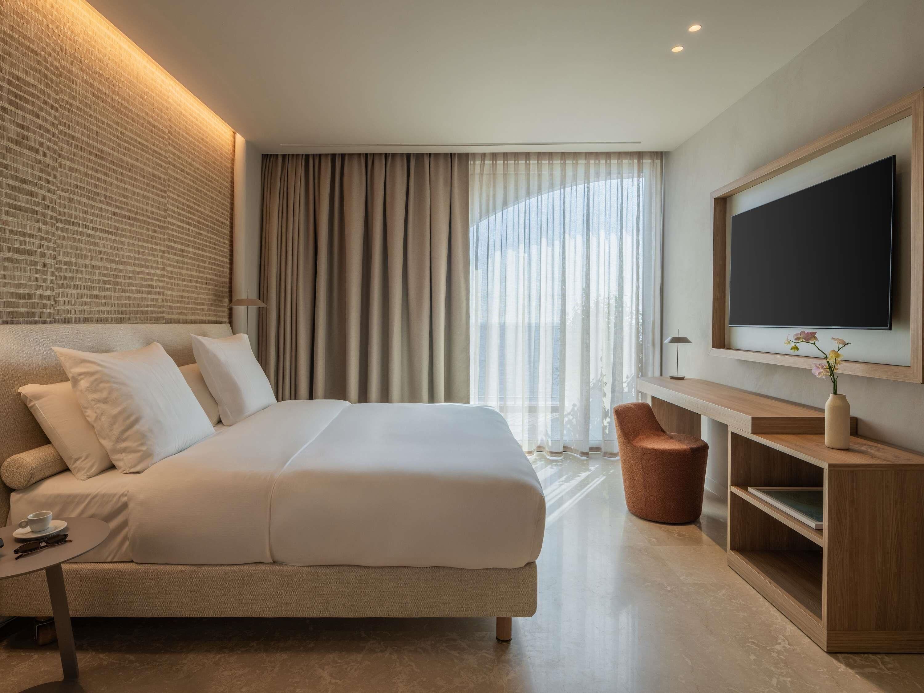 Premium bedding, in-room safe, free WiFi, bed sheets