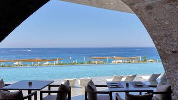 3 bars, bar en bord de piscine, bar de plage