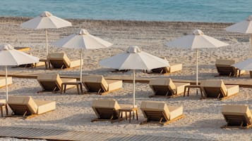 Spiaggia privata, sabbia bianca, un bar sulla spiaggia