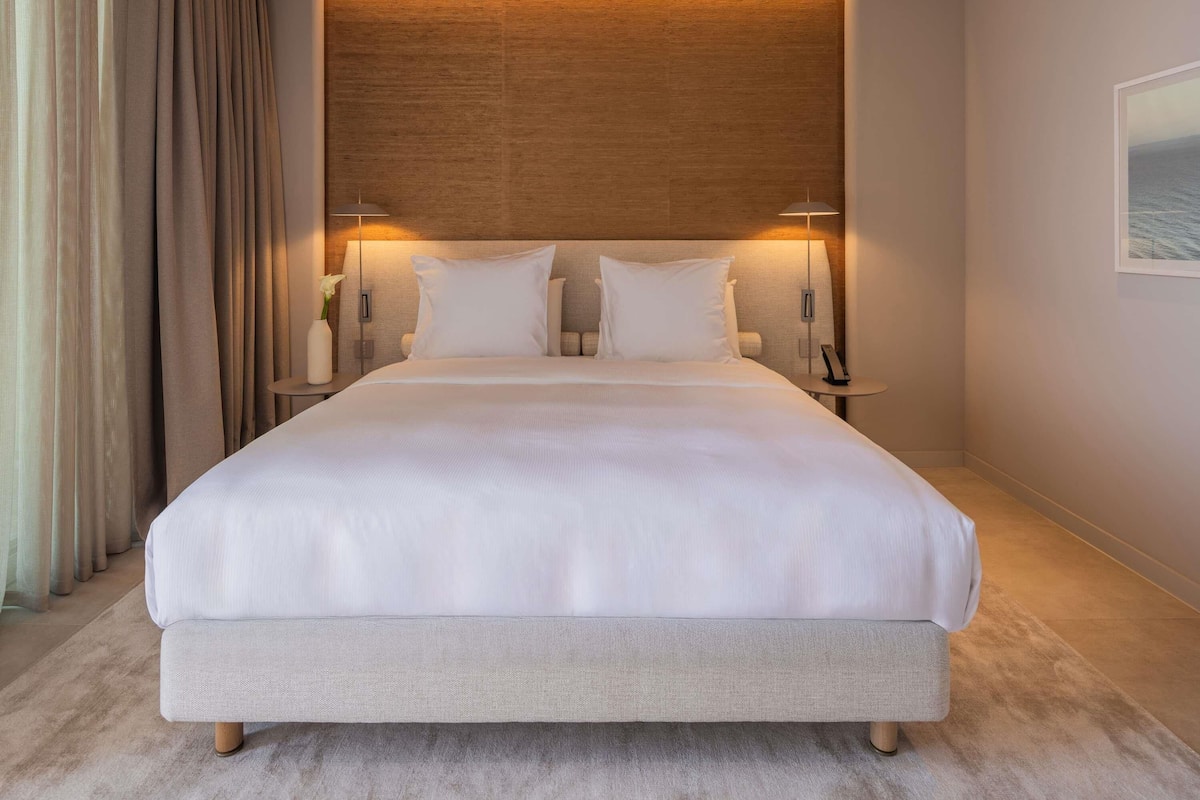 Premium bedding, in-room safe, free WiFi, bed sheets