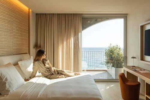 Habitación doble superior, 1 cama doble | Ropa de cama de alta calidad, caja fuerte, wifi gratis y ropa de cama