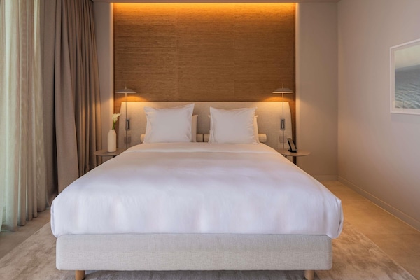 Ropa de cama de alta calidad y caja de seguridad en la habitación