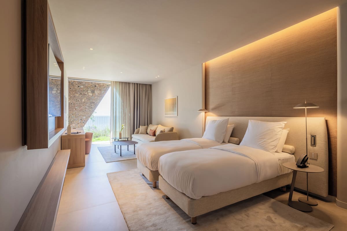 Chambre Deluxe, plusieurs lits | 1 chambre, coffres-forts dans les chambres, Wi-Fi gratuit, draps fournis